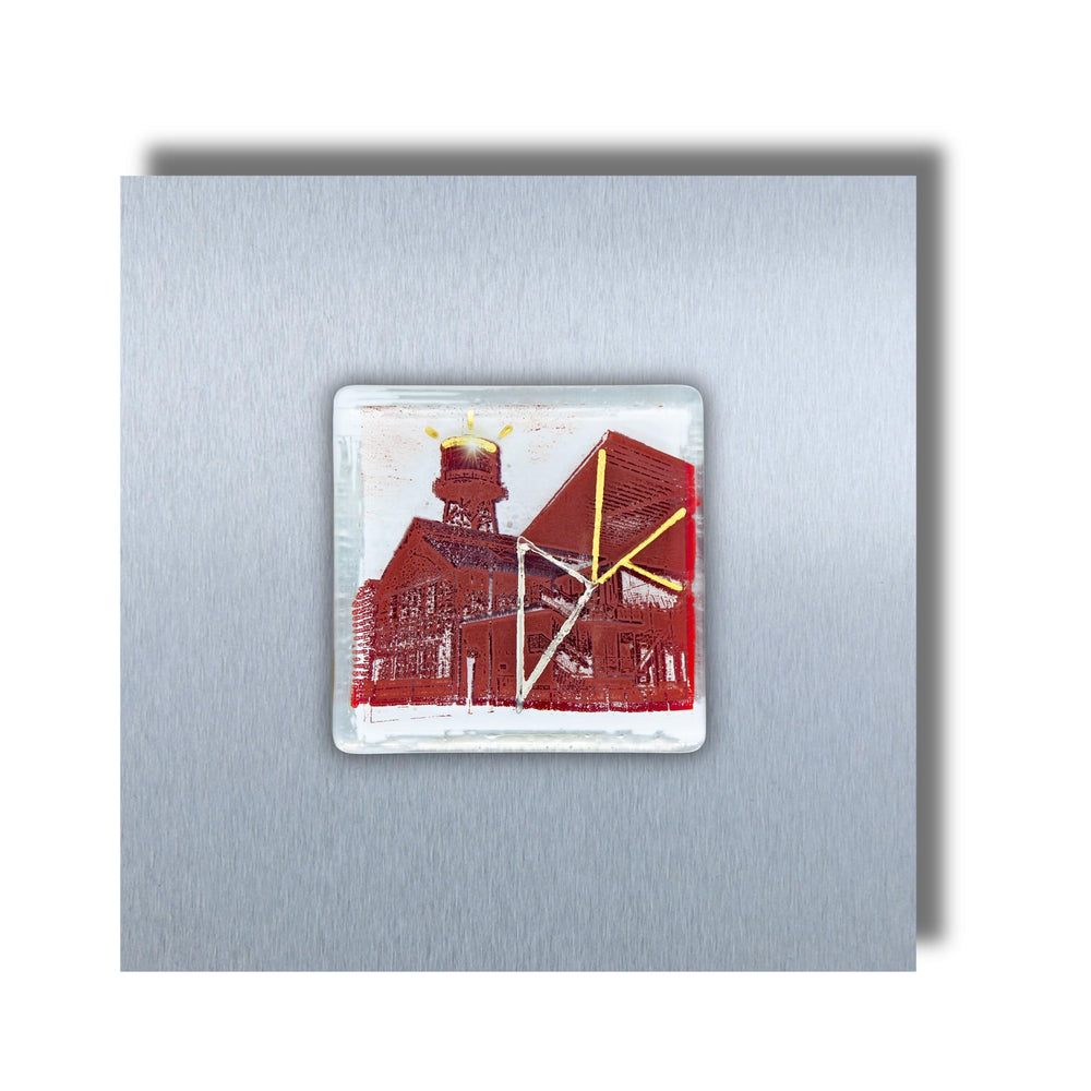 Edition 3/12. Pott Glas Wand-Potträt mit Jahrhunderthalle-Motiv in Rot, mit Gold und Platin Akzenten. Foto in Schmelzglas auf Edelstahl. Quadratisches Format ohne Gravur.