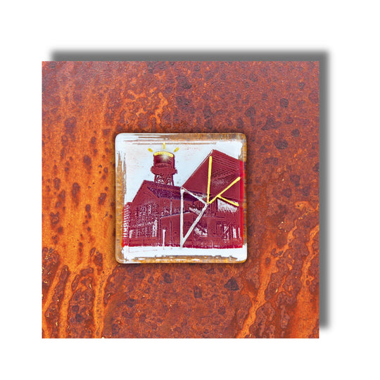 Edition 3/12. Pott Glas Wand-Potträt mit Jahrhunderthalle-Motiv in Rot, mit Gold und Platin Akzenten. Foto in Schmelzglas auf Roststahl. Quadratisches Format ohne Gravur.