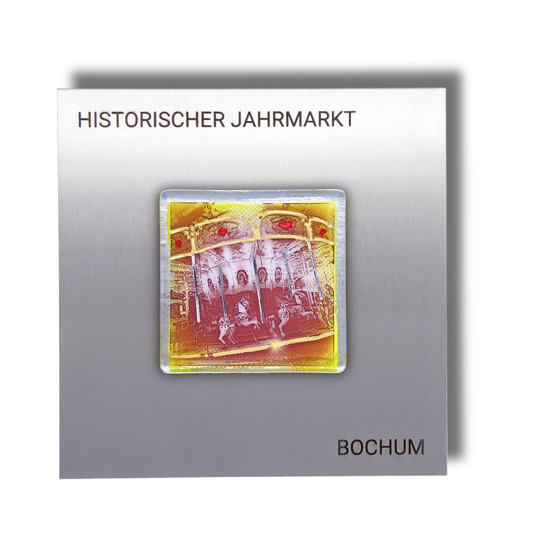 Edition 3/12. Pott Glas Wand-Potträt mit Pferdekarussell-Motiv in Gelb, mit Gold und Platin Akzenten. Foto in Schmelzglas auf Edelstahl. Quadratisches Format mit Gravur „Historischer Jahrmarkt Bochum“.