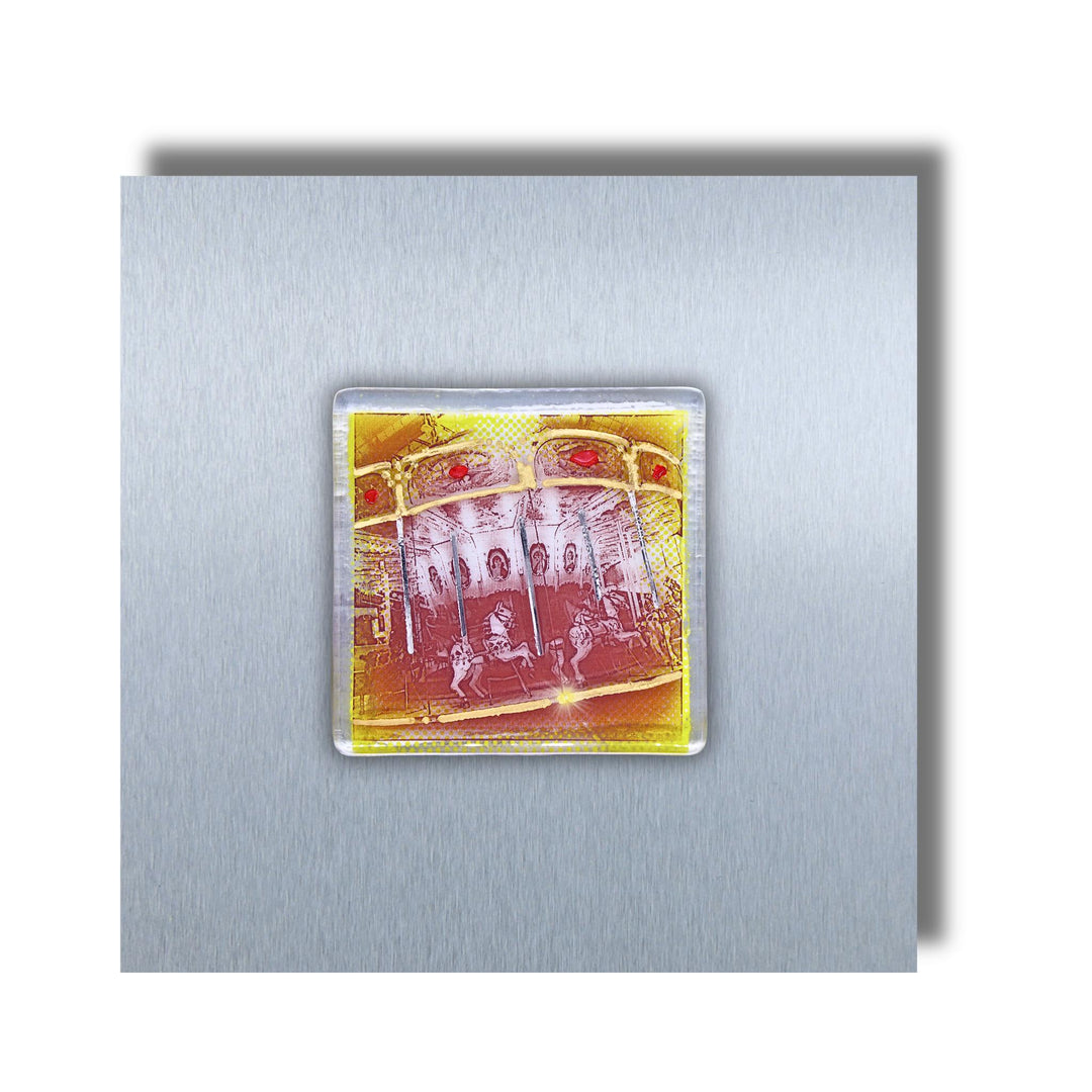 Edition 3/12. Pott Glas Wand-Potträt mit Pferdekarussell-Motiv in Gelb. Foto in Schmelzglas auf Edelstahl. Quadratisches Format ohne Gravur.