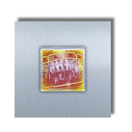 Edition 3/12. Pott Glas Wand-Potträt mit Pferdekarussell-Motiv in Gelb. Foto in Schmelzglas auf Edelstahl. Quadratisches Format ohne Gravur.