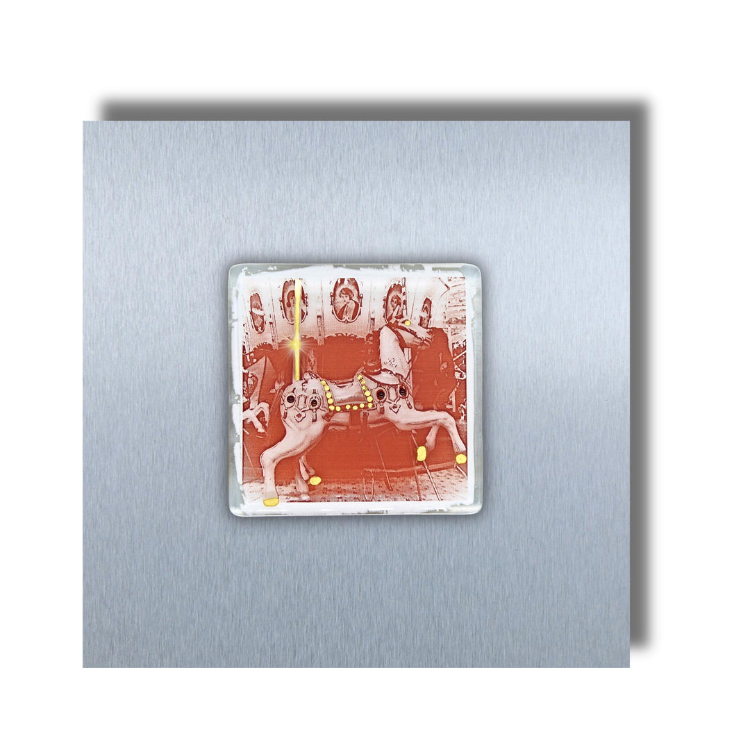 Edition 3/12. Pott Glas Wand-Potträt mit Karussellpferd-Motiv. Foto in Schmelzglas auf Edelstahl. Quadratisches Format ohne Gravur.