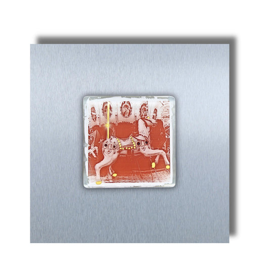 Edition 3/12. Pott Glas Wand-Potträt mit Karussellpferd-Motiv. Foto in Schmelzglas auf Edelstahl. Quadratisches Format ohne Gravur.