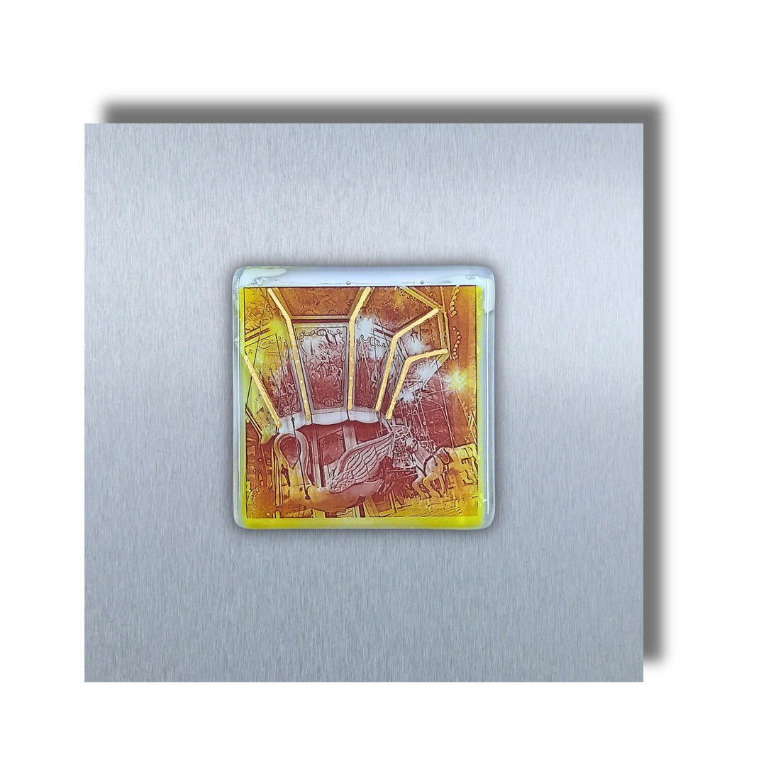 Edition 3/12. Pott Glas Wand-Potträt mit Karussellschwan-Motiv in Gelb. Foto in Schmelzglas auf Edelstahl. Quadratisches Format ohne Gravur.