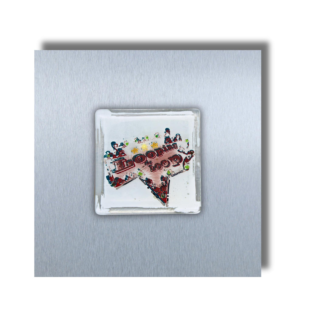 Edition 3/12. Pott Glas Wand-Potträt mit "Looping the Loop"-Motiv in Grün. Foto in Schmelzglas auf Edelstahl. Quadratisches Format ohne Gravur.