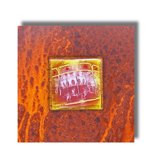 Edition 3/12. Pott Glas Wand-Potträt mit Pferdekarussell-Motiv in Gelb. Foto in Schmelzglas auf Roststahl. Quadratisches Format ohne Gravur.