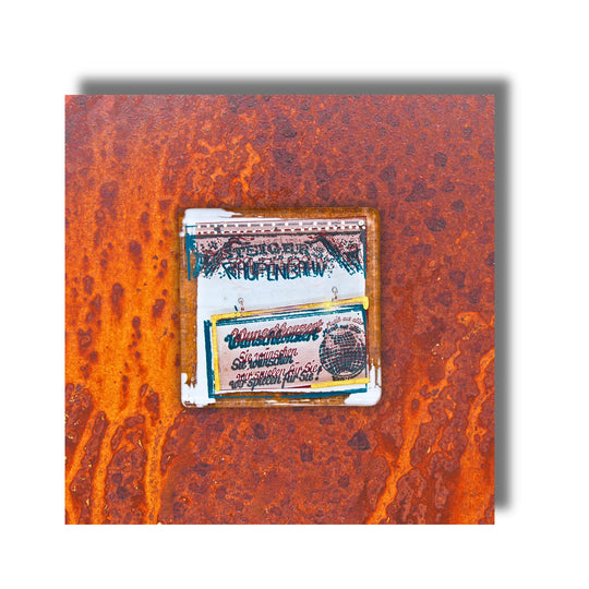 Edition 3/12. Pott Glas Wand-Potträt mit "Raupenbahn"-Motiv in Grün. Foto in Schmelzglas auf Roststahl. Quadratisches Format ohne Gravur.