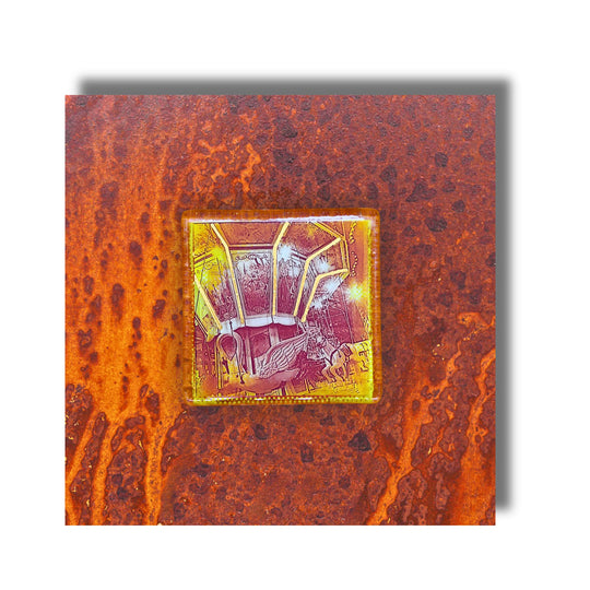 Edition 3/12. Pott Glas Wand-Potträt mit Karussellschwan-Motiv in Gelb. Foto in Schmelzglas auf Roststahl. Quadratisches Format ohne Gravur.