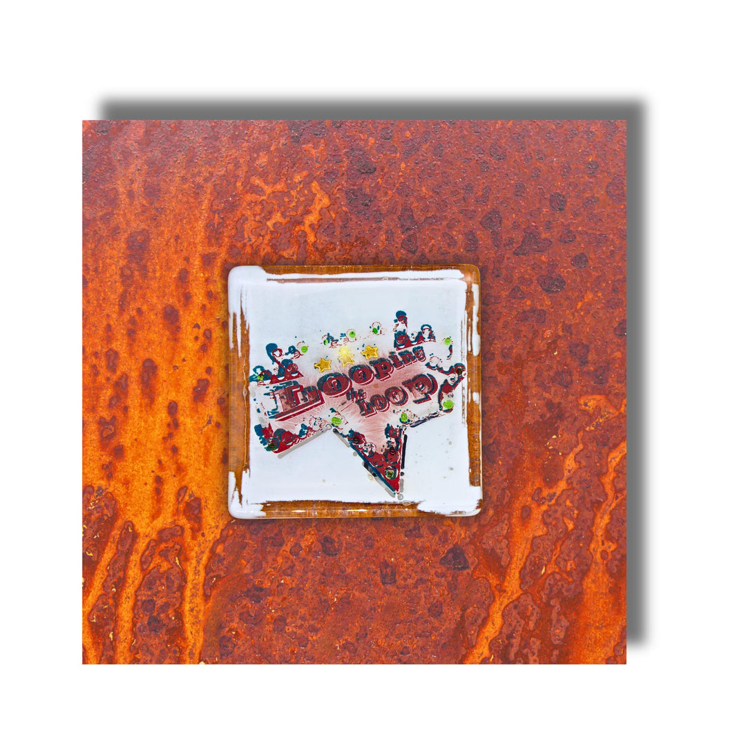 Edition 3/12. Pott Glas Wand-Potträt mit "Looping the Loop"-Motiv in Grün. Foto in Schmelzglas auf Roststahl. Quadratisches Format ohne Gravur.