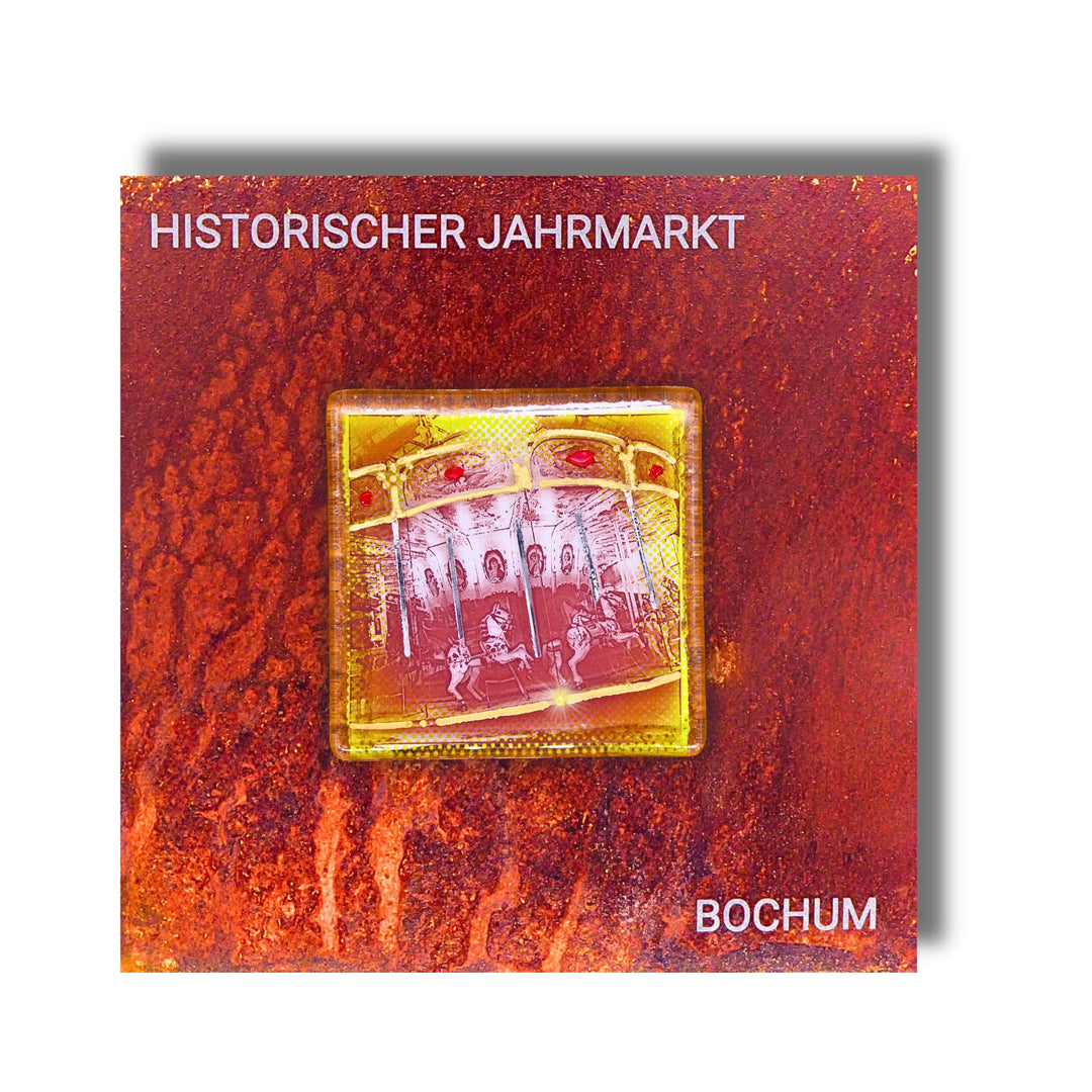 Edition 3/12. Pott Glas Wand-Potträt mit Pferdekarussell-Motiv in Gelb. Foto in Schmelzglas auf Roststahl. Quadratisches Format mit Gravur „Historischer Jahrmarkt Bochum“.