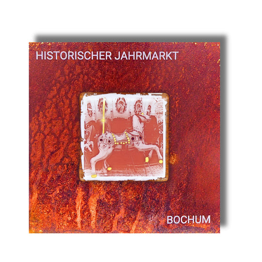 Edition 3/12. Pott Glas Wand-Potträt mit Karussellpferd-Motiv. Foto in Schmelzglas auf Roststahl. Quadratisches Format mit Gravur „Historischer Jahrmarkt Bochum“.