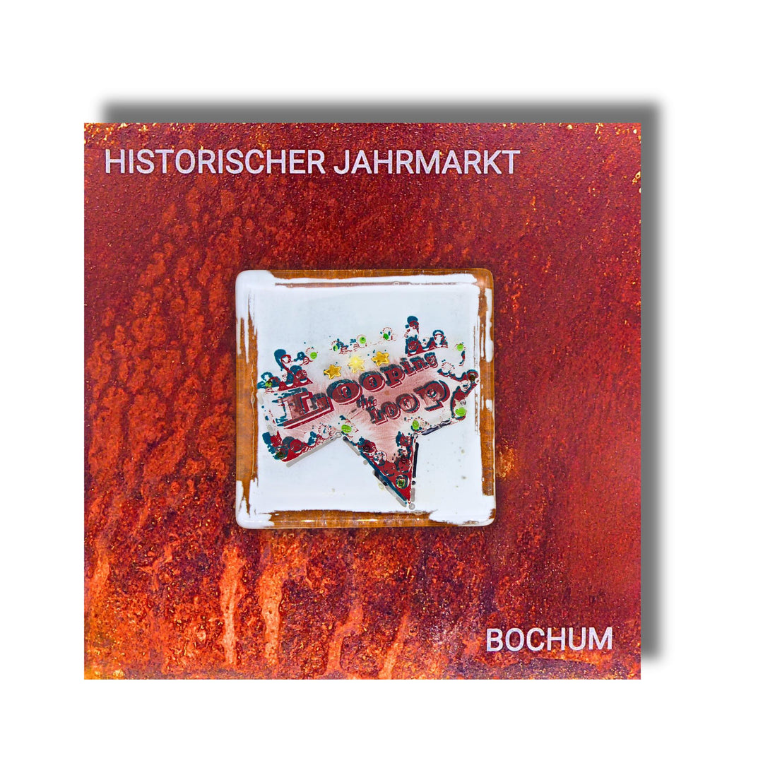 Edition 3/12. Pott Glas Wand-Potträt mit "Looping the Loop"-Motiv in Grün. Foto in Schmelzglas auf Roststahl. Quadratisches Format mit Gravur „Historischer Jahrmarkt Bochum“.