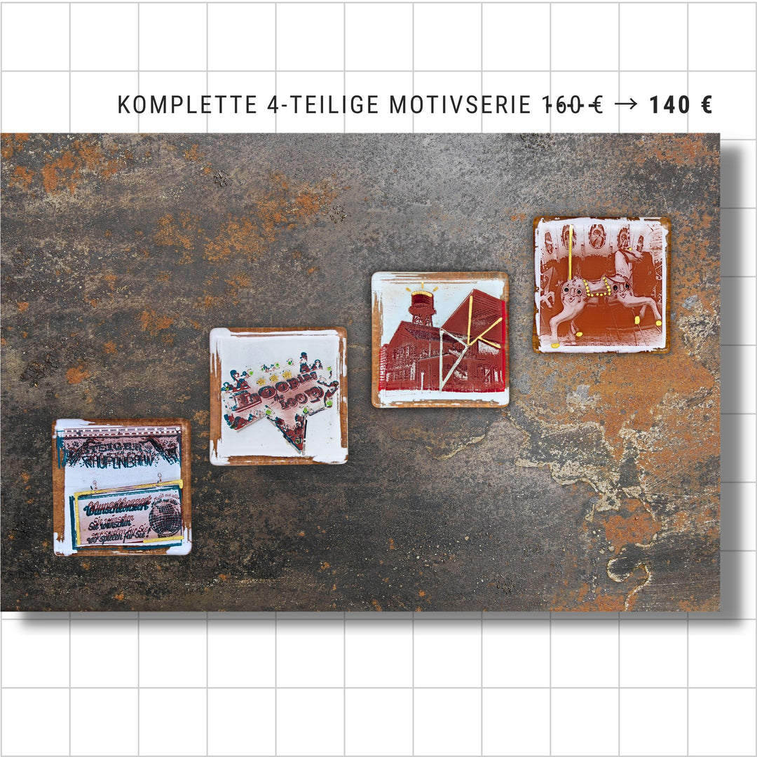 Bochum Edition 03/12. Motivserie Jahrhunderthalle x Historischer Jahrmarkt. Zeigt alle vier POTT GLAS Magnet-Potträts mit 24-Karat-Gold- und Platinakzenten: Jahrhunderthalle in Rot, Karusselpferd in Sepia mit Glasperlen, Looping the Loop mit farbigen Glasperlen und Raupenbahn-Wunschkonzert in Grün auf einer Magnetwand aus Roststahl. Hinweis: „Komplette 4-teilige Motivserie – 140 € statt 160 €“.