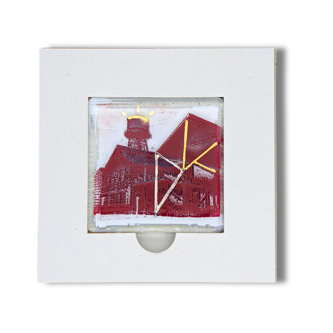 Bochum Edition 03/12. POTT GLAS Magnet-Potträt mit rotem Jahrhunderthalle-Motiv und Edelmetall-Akzenten aus 24 K Flüssiggold und Platin. Im Blanko-Karten-Inlay. Quadratisches Format.