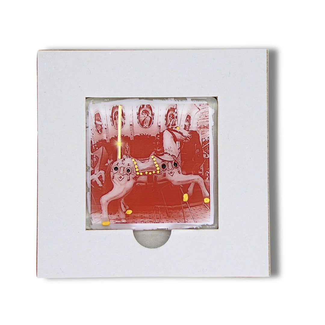 Bochum Edition 03/12. POTT GLAS Magnet-Potträt mit Karussellpferd-Motiv in Sepia mit roten Glasperlen und Edelmetall-Akzenten aus 24 K Flüssiggold und Platin. Im Blanko-Karten-Inlay. Quadratisches Format.