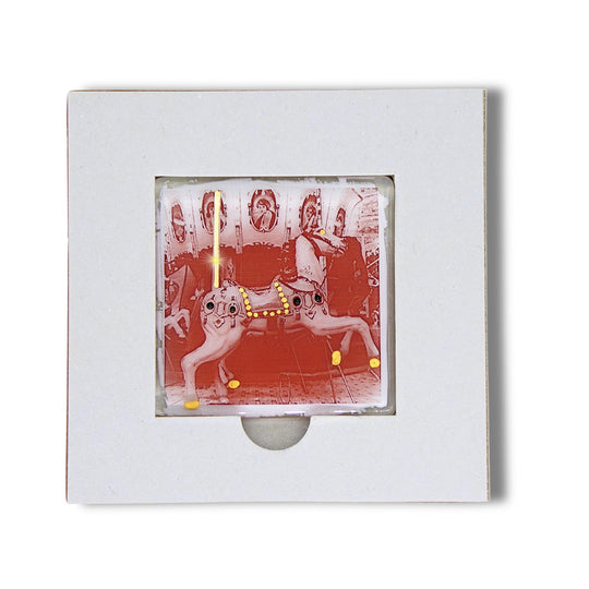 Bochum Edition 03/12. POTT GLAS Magnet-Potträt mit Karussellpferd-Motiv in Sepia mit roten Glasperlen und Edelmetall-Akzenten aus 24 K Flüssiggold und Platin. Im Blanko-Karten-Inlay. Quadratisches Format.