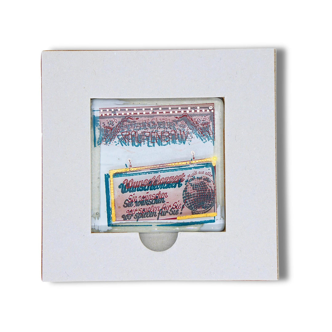 Bochum Edition 03/12. POTT GLAS Magnet-Potträt mit Raupenbahn-Wunschkonzert-Motiv in Sepia, Grün und Edelmetall-Akzenten aus 24 K Flüssiggold und Platin. Im Blanko-Karten-Inlay. Quadratisches Format.