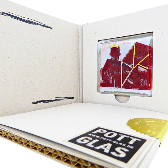 Bochum Edition 03/12. Geöffnete POTT GLAS Blanko-Inlay-Karte mit Beschriftungsfeld. Rechts ein Magnet-POTTRÄT aus Schmelzglas mit rotem Jahrhunderthalle-Motiv sowie Akzenten aus 24-Karat-Flüssiggold und Platin im Karten-Inlay mit Entnahmeaussparung. Darunter die versiegelte Karte mit Logo und geprägter Siegelplombe.