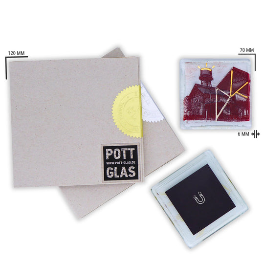 Bochum Edition 03/12. Verpackungsansicht der versiegelten POTT GLAS Karte mit gold- und silberfarbener Siegelplombe. Daneben der Schmelzglas-Magnet mit rotem Jahrhunderthalle-Motiv und Abmessungsangaben.