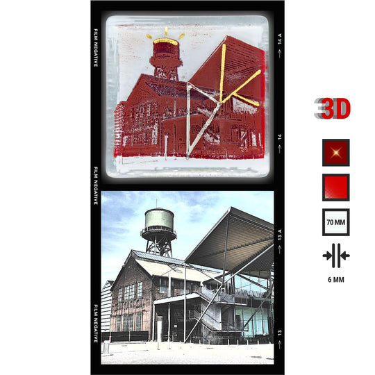 Edition 3/12. Pott Glas Potträt mit Jahrhunderthalle-Motiv. Foto in Schmelzglas als Vorher-Nachher-Bildstreifen. Quadratisches Format mit 3D-FarbPop in Rot, inkl. Abmessungen.