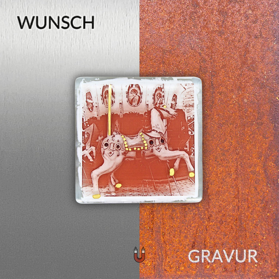 Edition 3/12. Wunschgravur auf Edelstahl oder Roststahl. Pott Glas Wand-Potträt mit Karussellpferd-Motiv.