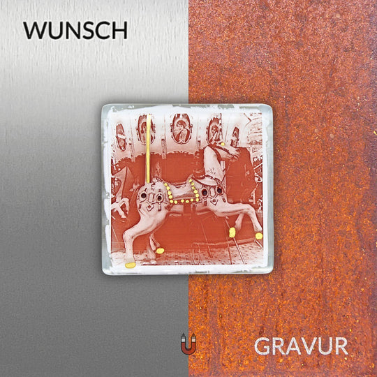 Edition 3/12. Wunschgravur auf Edelstahl oder Roststahl. Pott Glas Wand-Potträt mit Karussellpferd-Motiv.