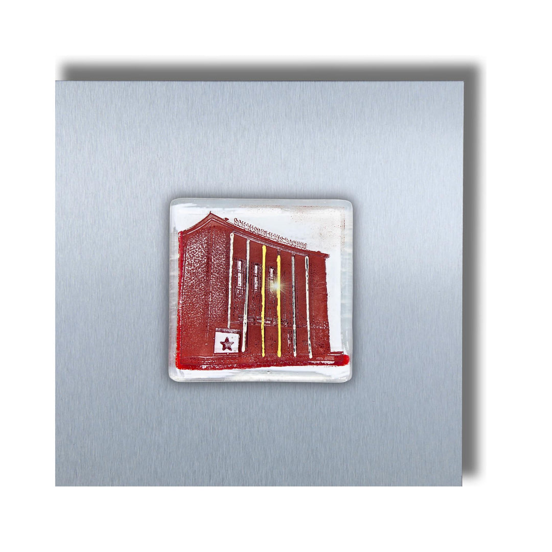 Edition 4/12. Pott Glas Wand-Potträt mit Schauspielhaus-Motiv in Rot. Foto in Schmelzglas auf Edelstahl. Quadratisches Format ohne Gravur.