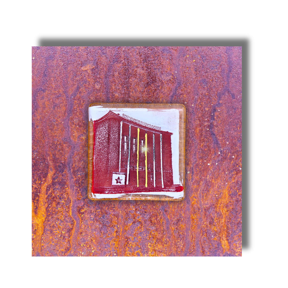 Edition 4/12. Pott Glas Wand-Potträt mit Schauspielhaus-Motiv in Rot. Foto in Schmelzglas auf Roststahl. Quadratisches Format ohne Gravur.