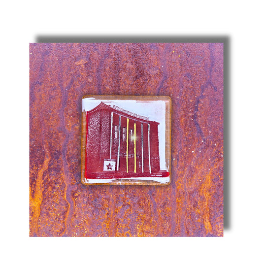 Edition 4/12. Pott Glas Wand-Potträt mit Schauspielhaus-Motiv in Rot. Foto in Schmelzglas auf Roststahl. Quadratisches Format ohne Gravur.