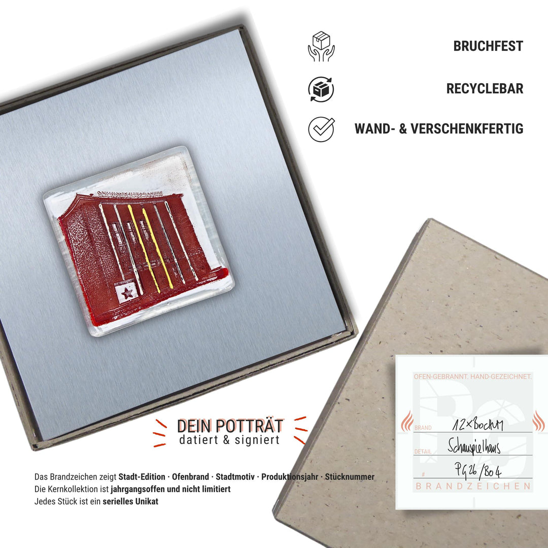 Edition 4/12. Verpackungsinfografik. Pott Glas Wand-Potträt mit Schauspielhaus-Motiv. Foto in Schmelzglas auf Edelstahl. Quadratisches Format ohne Gravur, wand- und verschenkfertig verpackt. Beiliegend ein Unikatskärtchen mit handgezeichnetem Brandzeichen.
