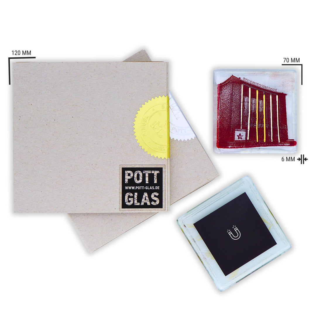 Bochum Edition 04/12. Verpackungsansicht der versiegelten POTT GLAS Karte mit gold- und silberfarbener Siegelplombe. Daneben das Magnet-Potträt aus Schmelzglas mit rotem Schauspielhaus-Motiv und Abmessungsangaben.