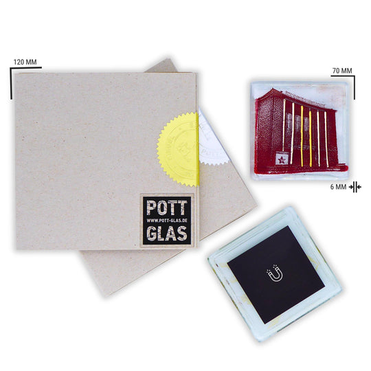 Bochum Edition 04/12. Verpackungsansicht der versiegelten POTT GLAS Karte mit gold- und silberfarbener Siegelplombe. Daneben das Magnet-Potträt aus Schmelzglas mit rotem Schauspielhaus-Motiv und Abmessungsangaben.
