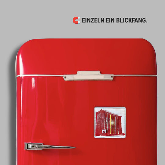 Bochum Edition 04/12. Zeigt das POTT GLAS Magnet-POTTRÄT „Schauspielhaus“ in Rot mit Gold- und Platinakzenten auf einem roten Retro-Kühlschrank. Hinweis: „Einzeln ein Blickfang“.