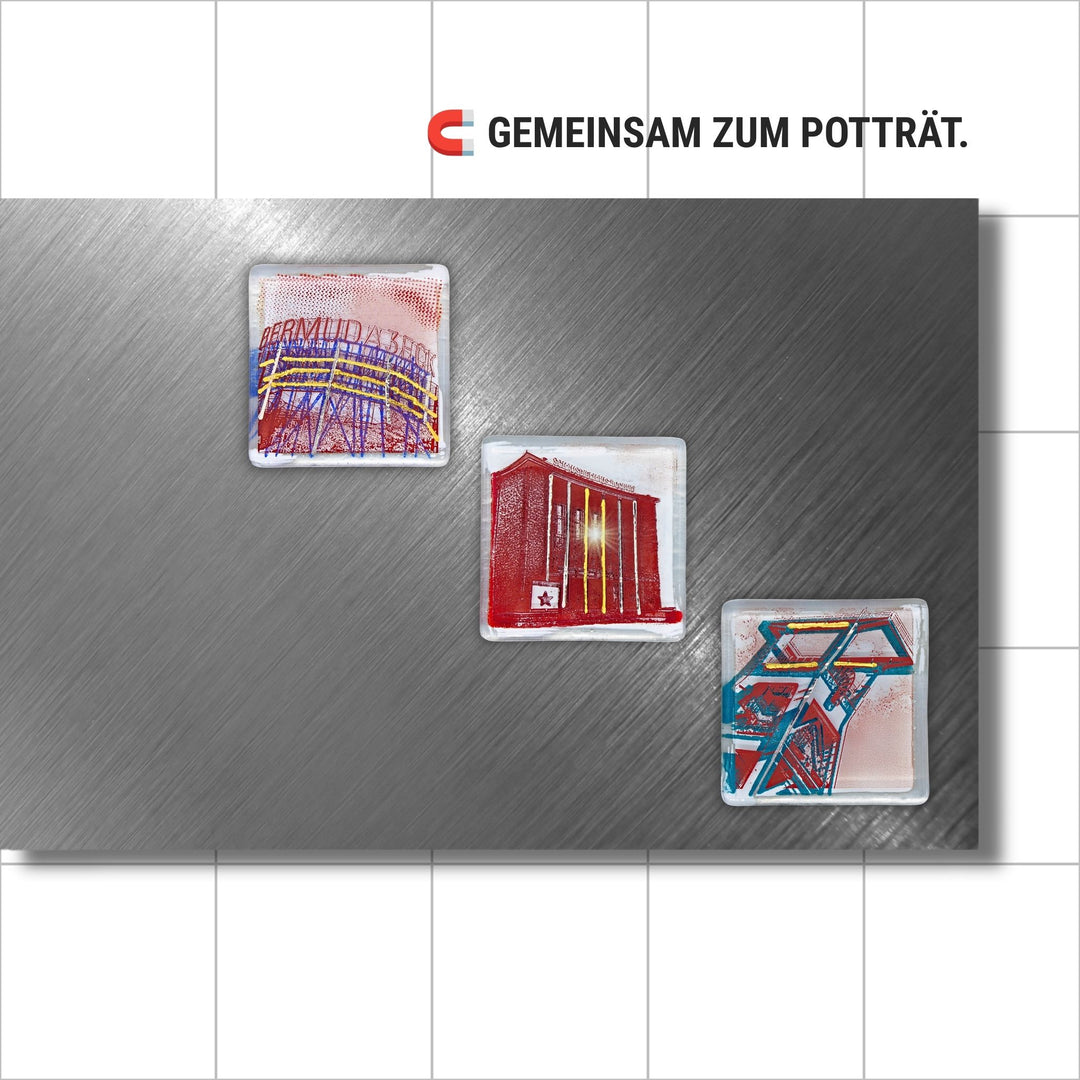 Bochum Edition 04/12. Zeigt drei POTT GLAS Magnet-Potträts auf einer Edelstahl-Magnetwand: Bermuda3eck in Blau-Rot, Schauspielhaus in Rot und Bergbau-Museum-Förderturm in Grün. Hinweis: „Gemeinsam zum Potträt“.