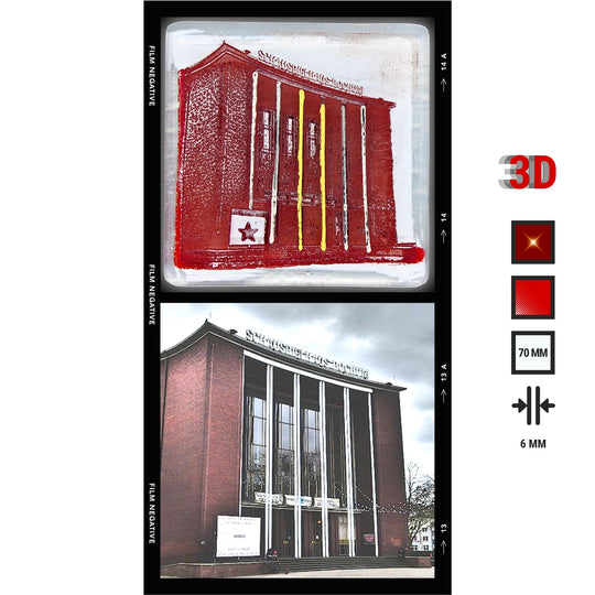 Edition 4/12. Pott Glas Potträt mit Schauspielhaus-Motiv. Foto in Schmelzglas als Vorher-Nachher-Bildstreifen. Quadratisches Format mit 3D-FarbPop in Rot, inkl. Abmessungen.