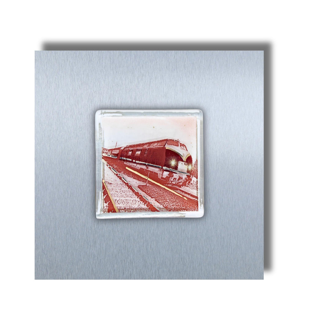 Edition 5/12. Pott Glas Wand-Potträt mit V-Diesellok-Motiv in Rot. Foto in Schmelzglas auf Edelstahl. Quadratisches Format ohne Gravur.