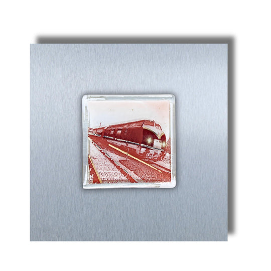 Edition 5/12. Pott Glas Wand-Potträt mit V-Diesellok-Motiv in Rot. Foto in Schmelzglas auf Edelstahl. Quadratisches Format ohne Gravur.
