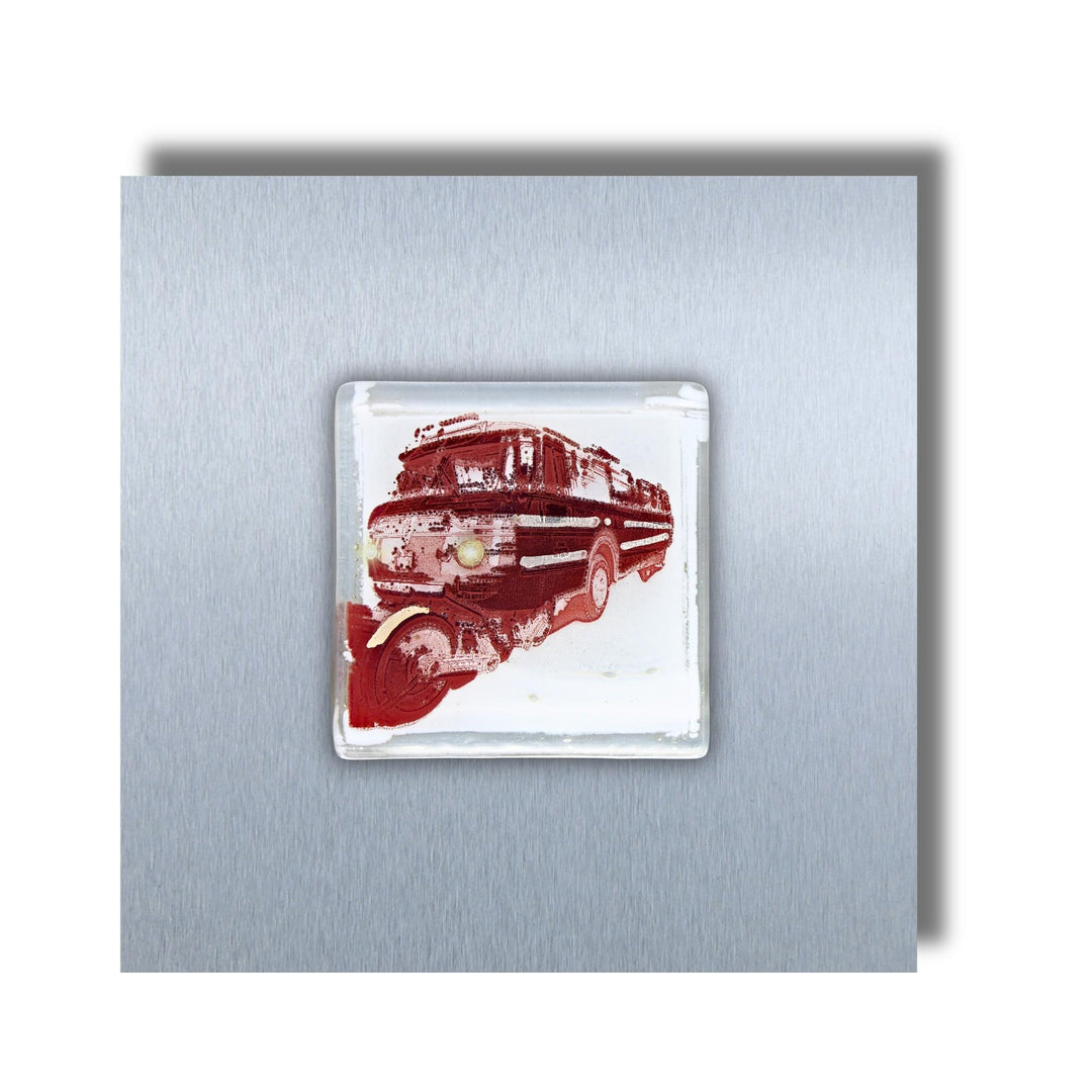 Edition 5/12. Pott Glas Wand-Potträt mit Schi-Stra-Bus-Motiv in Rot. Foto in Schmelzglas auf Edelstahl. Quadratisches Format ohne Gravur.