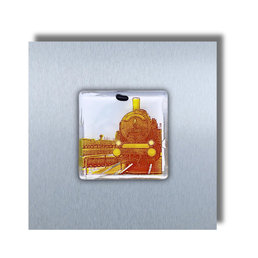 Edition 5/12. Pott Glas Wand-Potträt mit Dampflok-Motiv in Gelb. Foto in Schmelzglas auf Edelstahl. Quadratisches Format ohne Gravur.