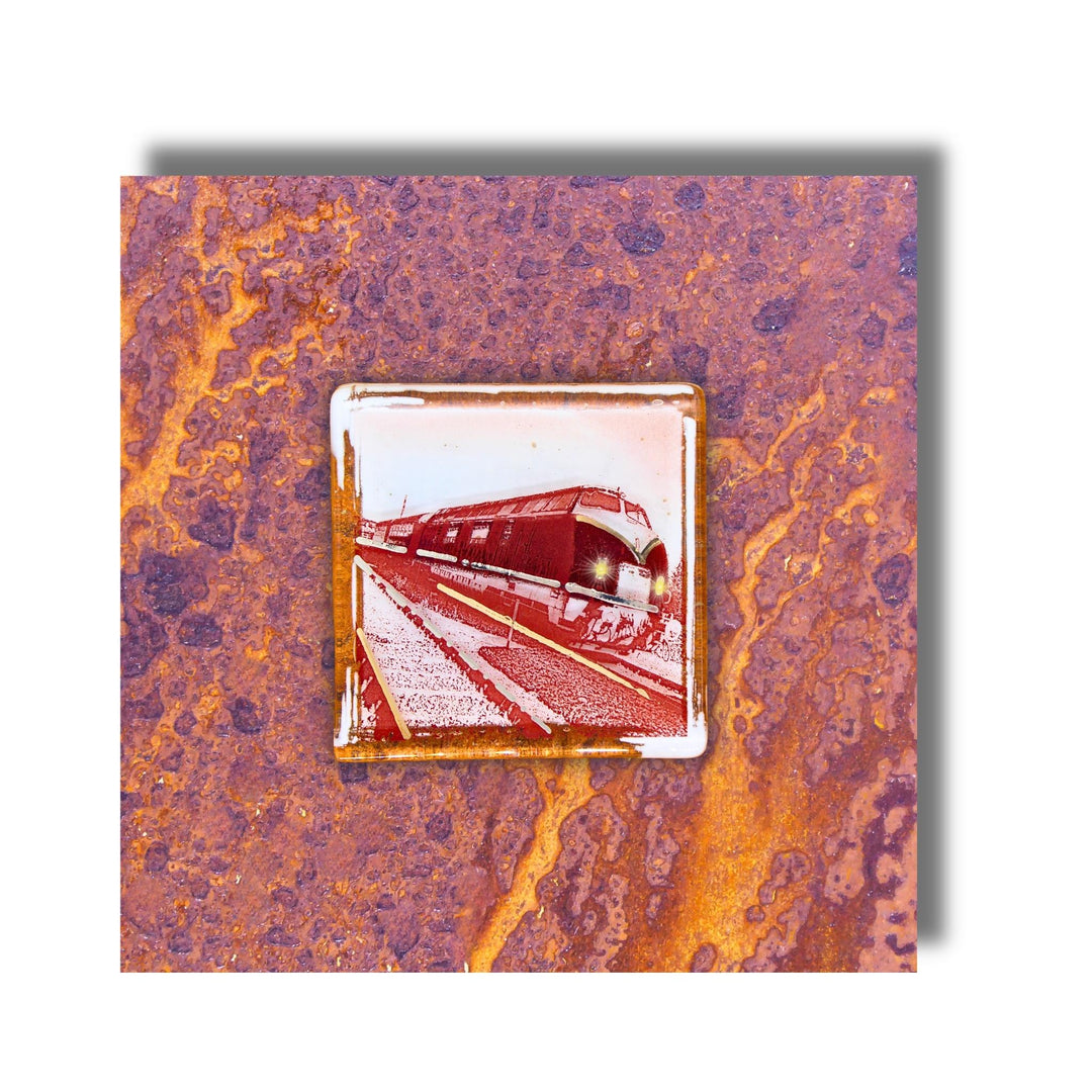 Edition 5/12. Pott Glas Wand-Potträt mit V-Diesellok-Motiv in Rot. Foto in Schmelzglas auf Roststahl. Quadratisches Format ohne Gravur.
