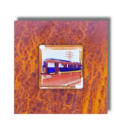 Edition 5/12. Pott Glas Wand-Potträt mit Railflex-Motiv in Blau. Foto in Schmelzglas auf Roststahl. Quadratisches Format ohne Gravur.