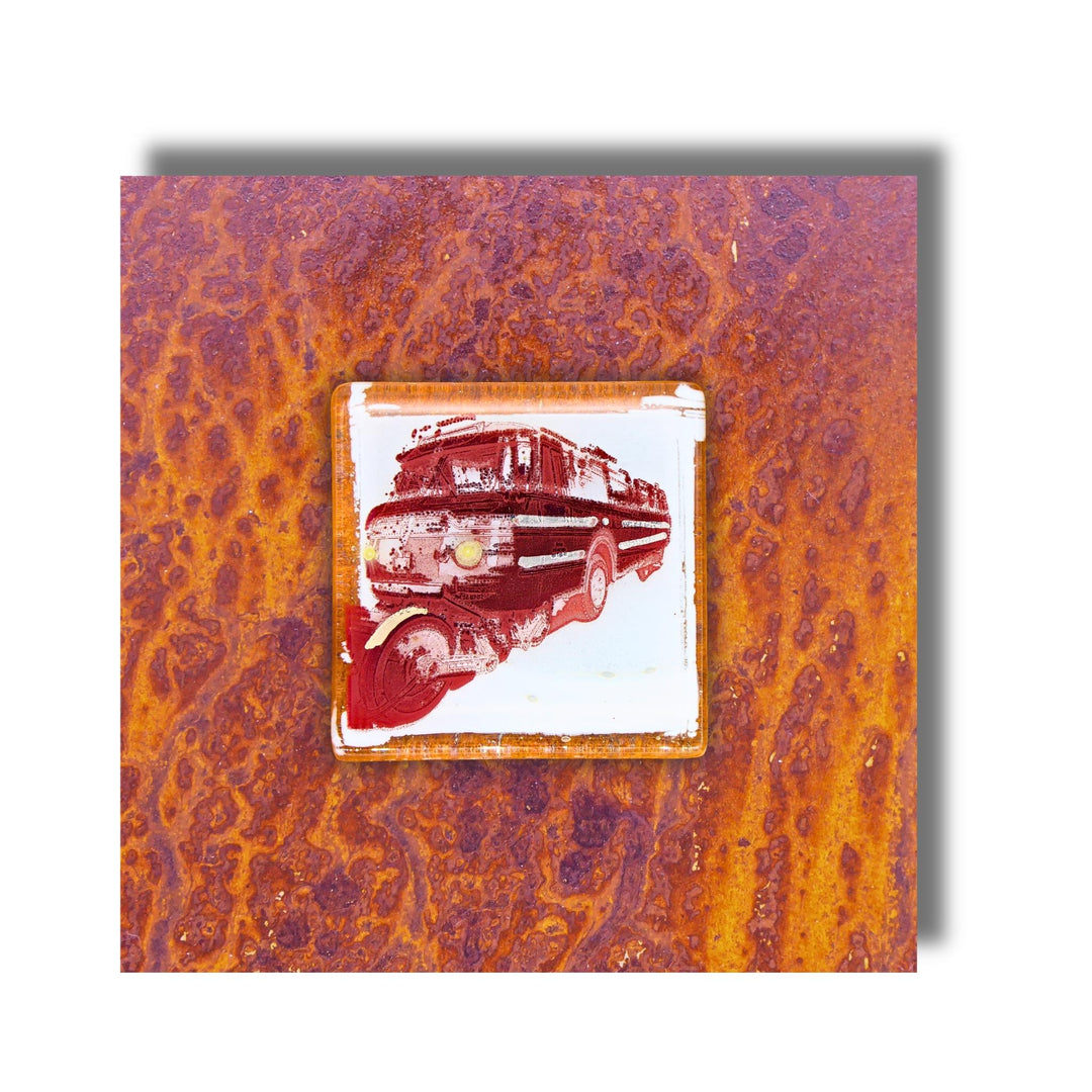 Edition 5/12. Pott Glas Wand-Potträt mit Schi-Stra-Bus-Motiv in Rot. Foto in Schmelzglas auf Roststahl. Quadratisches Format ohne Gravur.