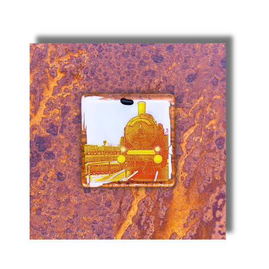 Edition 5/12. Pott Glas Wand-Potträt mit Dampflok-Motiv in Gelb. Foto in Schmelzglas auf Roststahl. Quadratisches Format ohne Gravur.