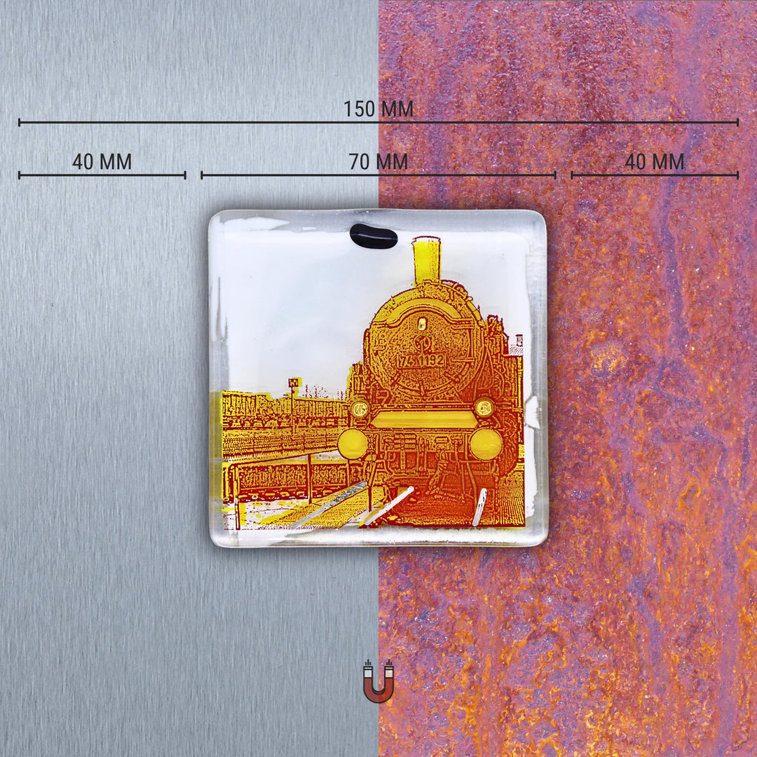 Edition 5/12. Edelstahl oder Roststahl nach Wahl. Pott Glas Wand-Potträt mit Eisenbahnmuseum-Motiv in Gelb. Quadratisches Format inkl. Abmessungen.