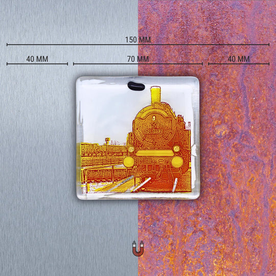 Edition 5/12. Edelstahl oder Roststahl nach Wahl. Pott Glas Wand-Potträt mit Eisenbahnmuseum-Motiv in Gelb. Quadratisches Format inkl. Abmessungen.