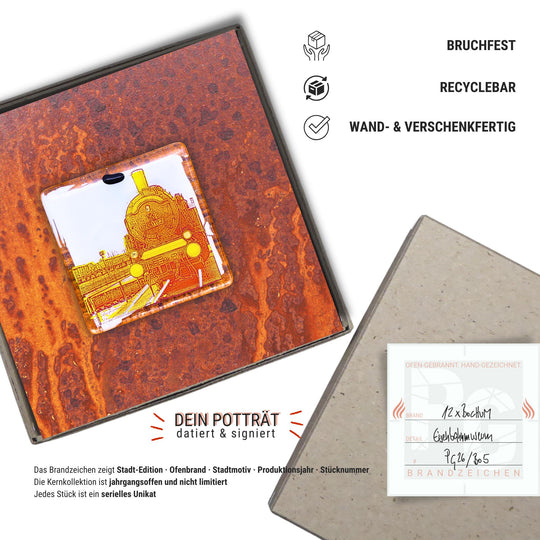 Edition 5/12. Verpackungsinfografik. Pott Glas Wand-Potträt mit Eisenbahnmuseum-Motiv. Foto in Schmelzglas auf Roststahl. Quadratisches Format ohne Gravur, wand- und verschenkfertig verpackt. Beiliegend ein Unikatskärtchen mit handgezeichnetem Brandzeichen.