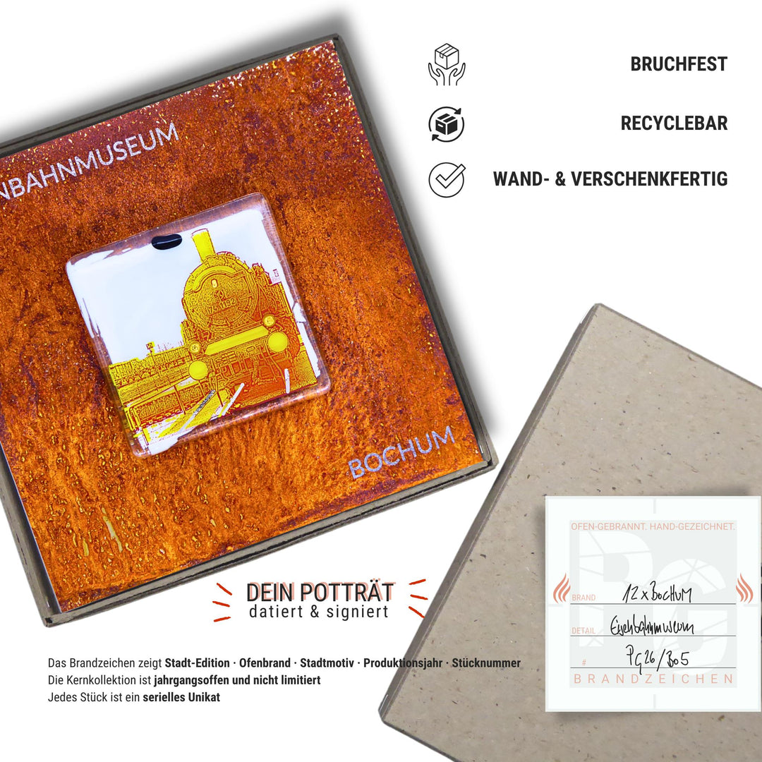 Edition 5/12. Verpackungsinfografik. Pott Glas Wand-Potträt mit Dampflok-Motiv. Foto in Schmelzglas auf Roststahl. Quadratisches Format mit Gravur, wand- und verschenkfertig verpackt. Beiliegend ein Unikatskärtchen mit handgezeichnetem Brandzeichen.