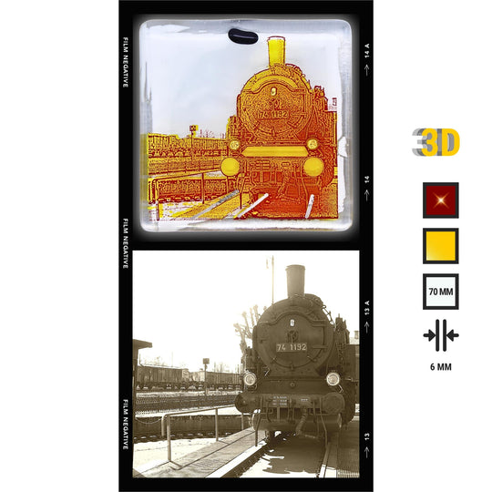 Edition 5/12. Pott Glas Potträt mit Dampflok-Motiv. Foto in Schmelzglas als Vorher-Nachher-Bildstreifen. Quadratisches Format mit 3D-FarbPop in Gelb, inkl. Abmessungen.