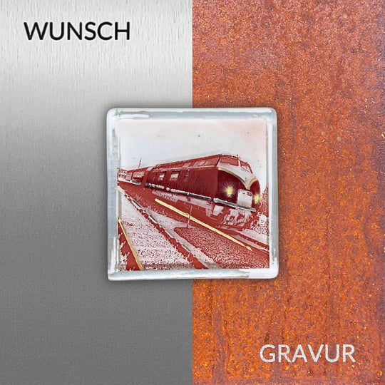 Edition 5/12. Wunschgravur auf Edelstahl oder Roststahl. Pott Glas Wand-Potträt mit Diesellok-Motiv in Rot. Quadratisches Format.