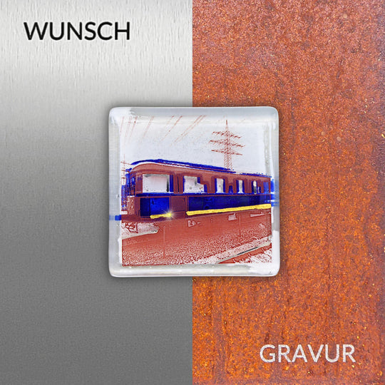 Edition 5/12. Wunschgravur auf Edelstahl oder Roststahl. Pott Glas Wand-Potträt mit Railflex-Motiv in Blau. Quadratisches Format.